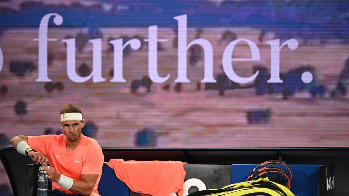 Nadal supera els problemes d'esquena i es planta a vuitens