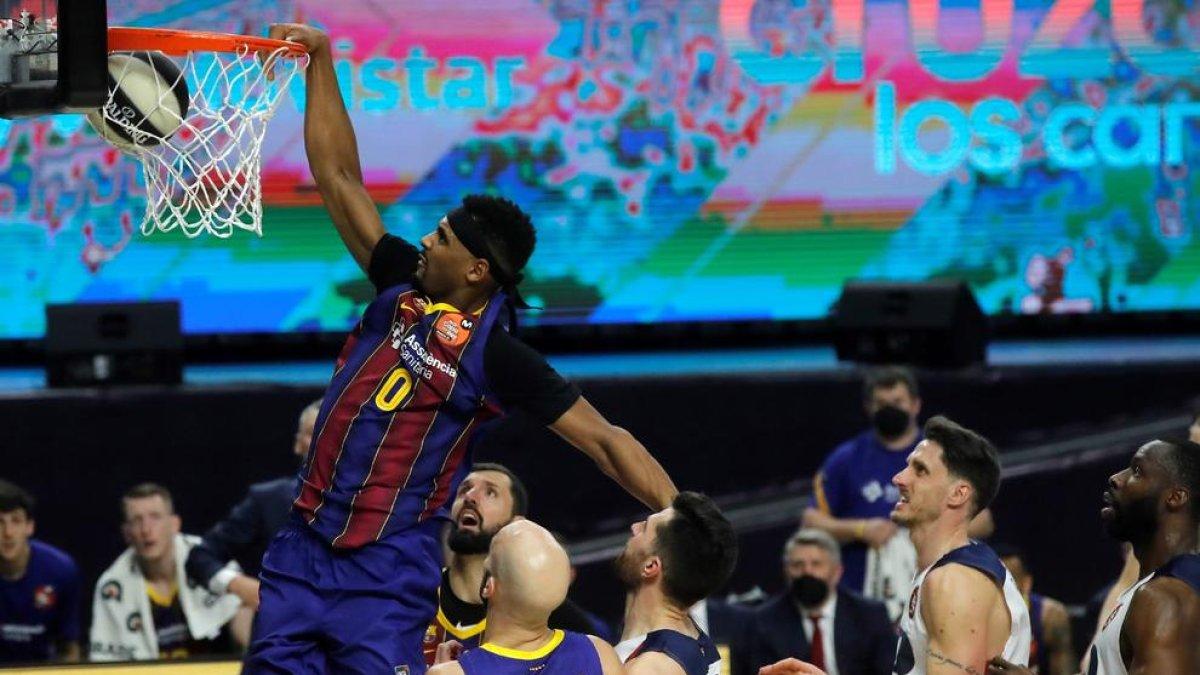 Brandon Davies anota ante sus compañeros Mirotic y Calathes.