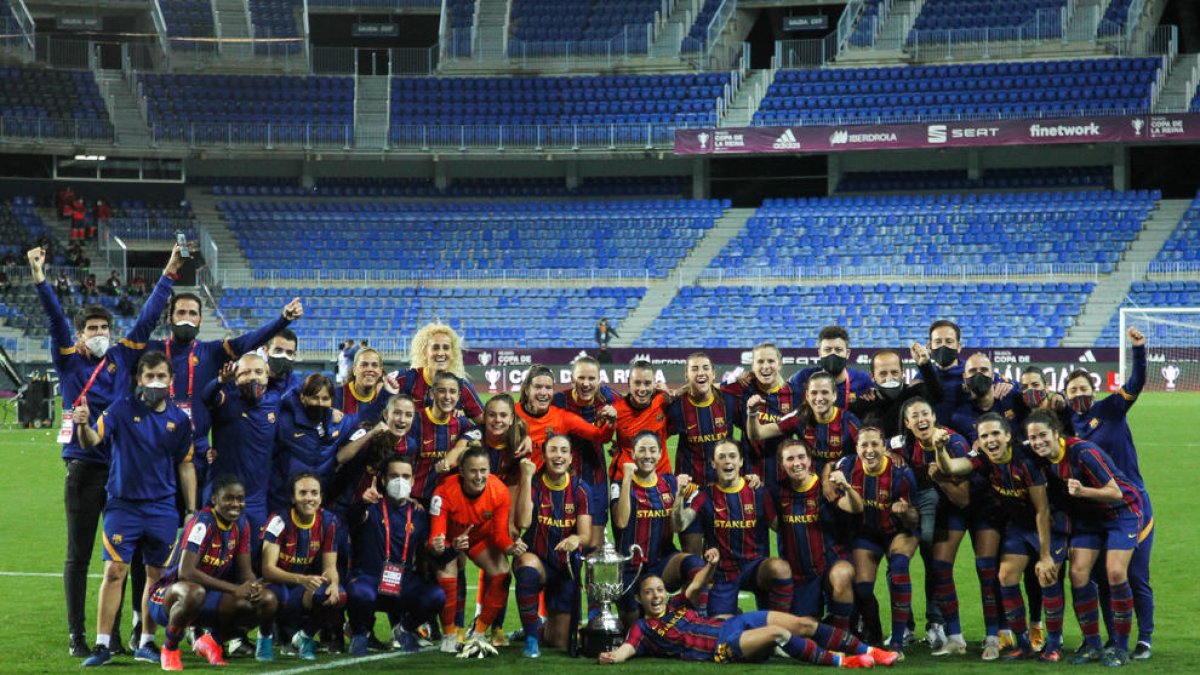 L’equip blaugrana que dirigeix el lleidatà Lluís Cortés posa amb la copa conquerida ahir.