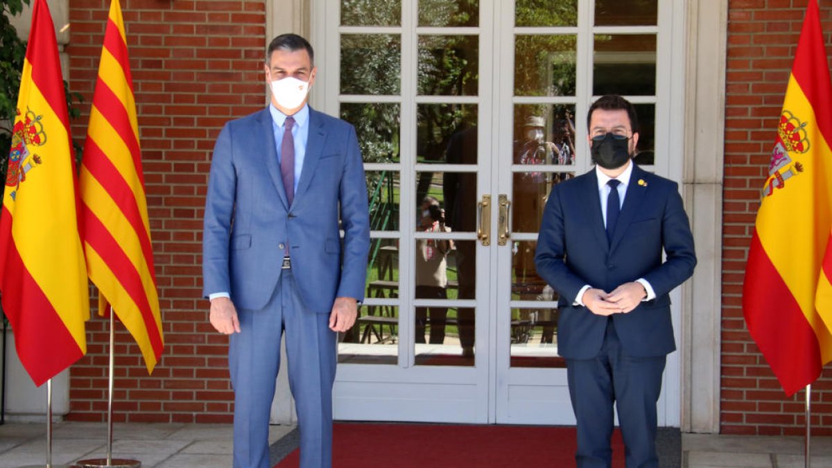 Els presidents Pedro Sánchez i Pere Aragonès, a l'escala de la Moncloa abans de reunir-se el 29 de juny de 2021.