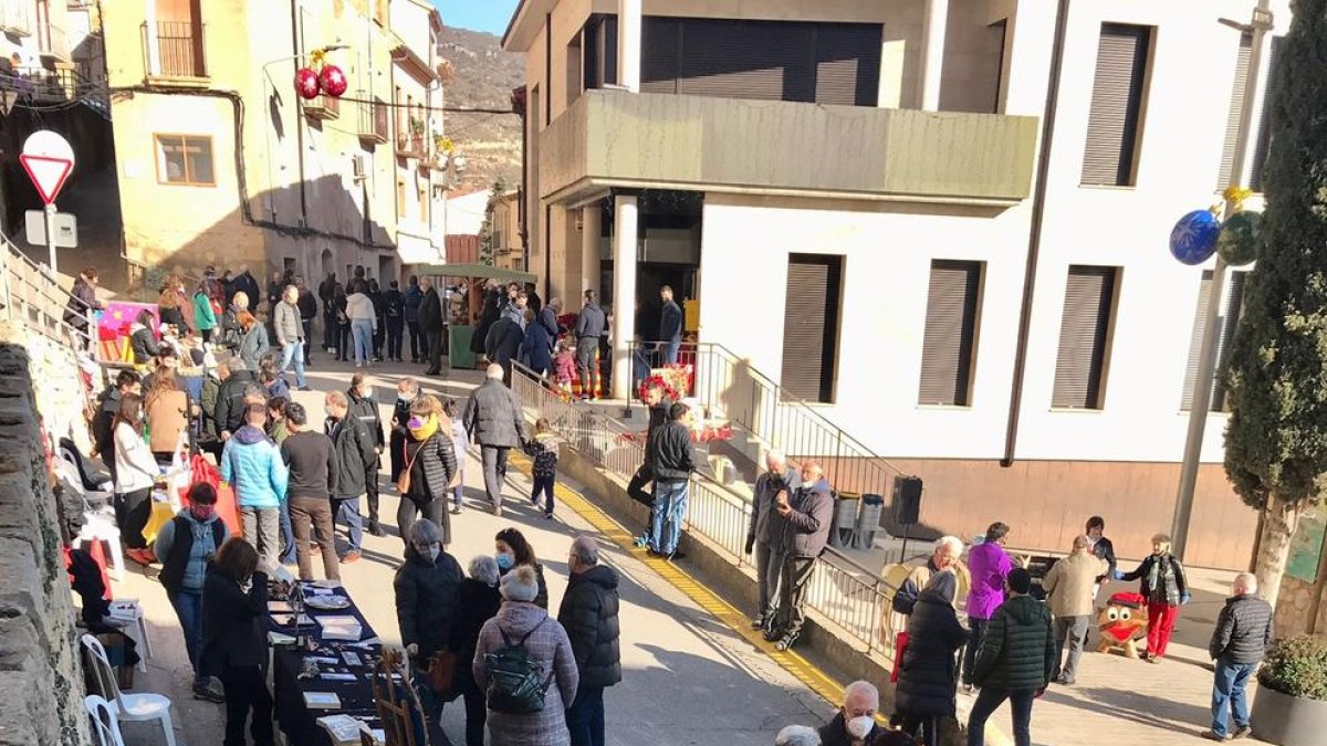 Las calles de Os de Balaguer se llenaron de visitantes para participar en la Fira de les Aspres.