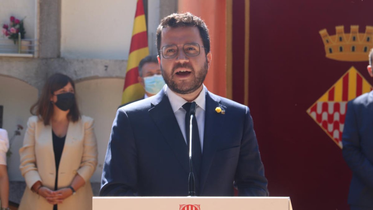 El presidente de la Generalitat, Pere Aragonès, durante el parlamento en la ofrenda floral en la tumba de Josep Irla el 11 de septiembre.