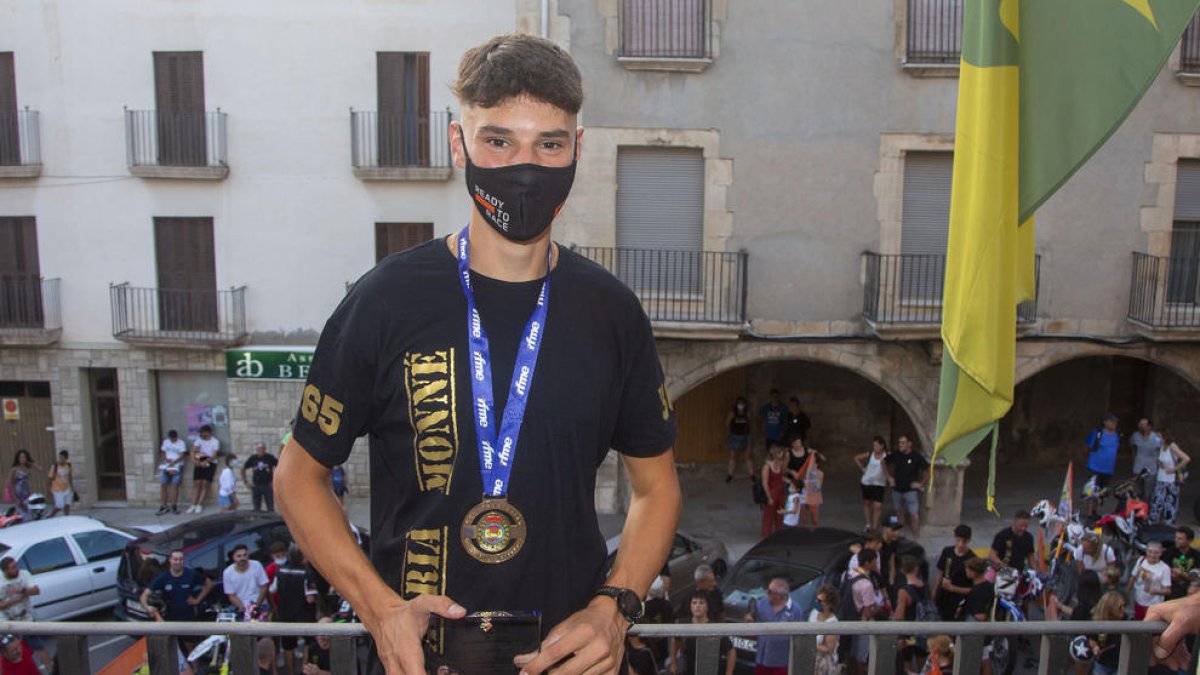 Adrià Monné en el balcón del ayuntamiento de Bellpuig, desde donde saludó a sus seguidores.
