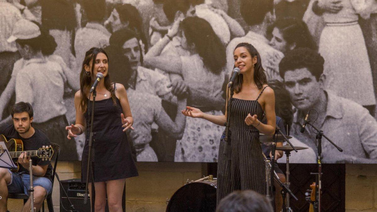 El dúo Mi&Me llenó el IEI de swing y ritmos de los años 40 y 50 en el último día de Festa Major.