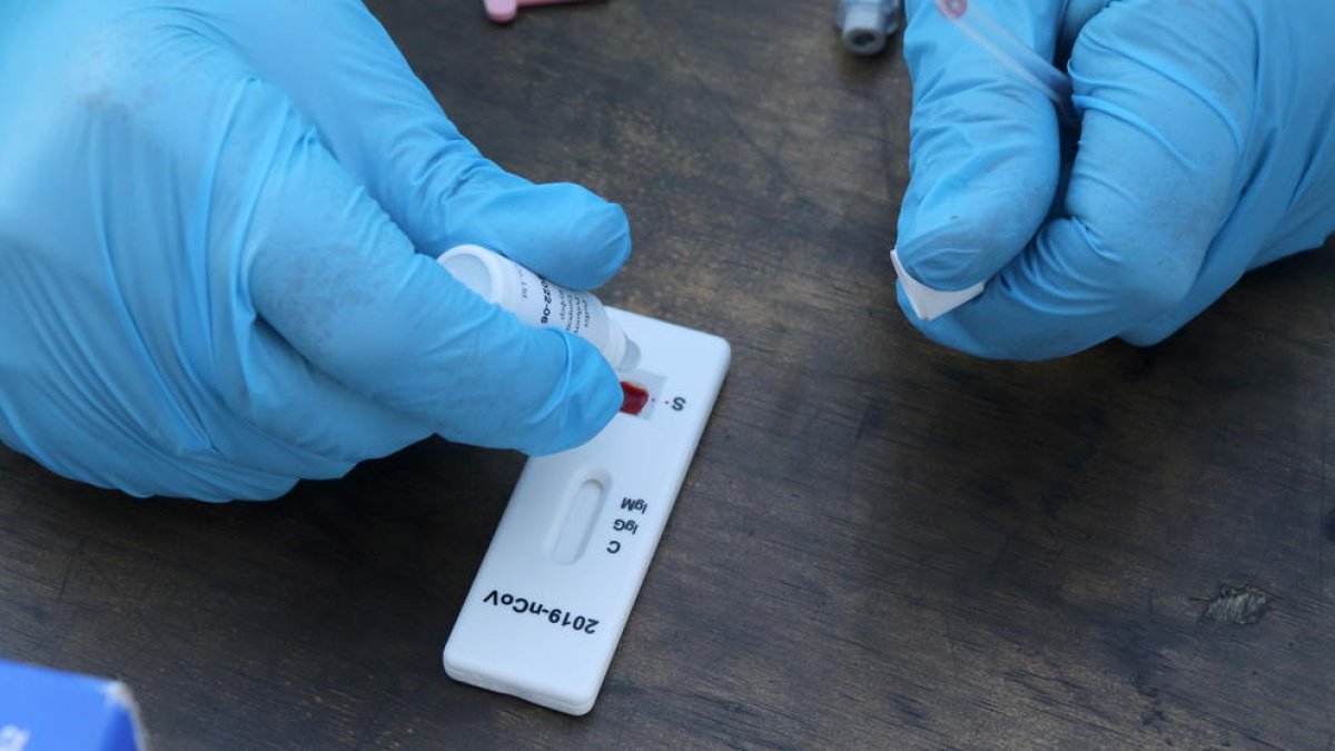 Una infermera fent un test d'antígens
