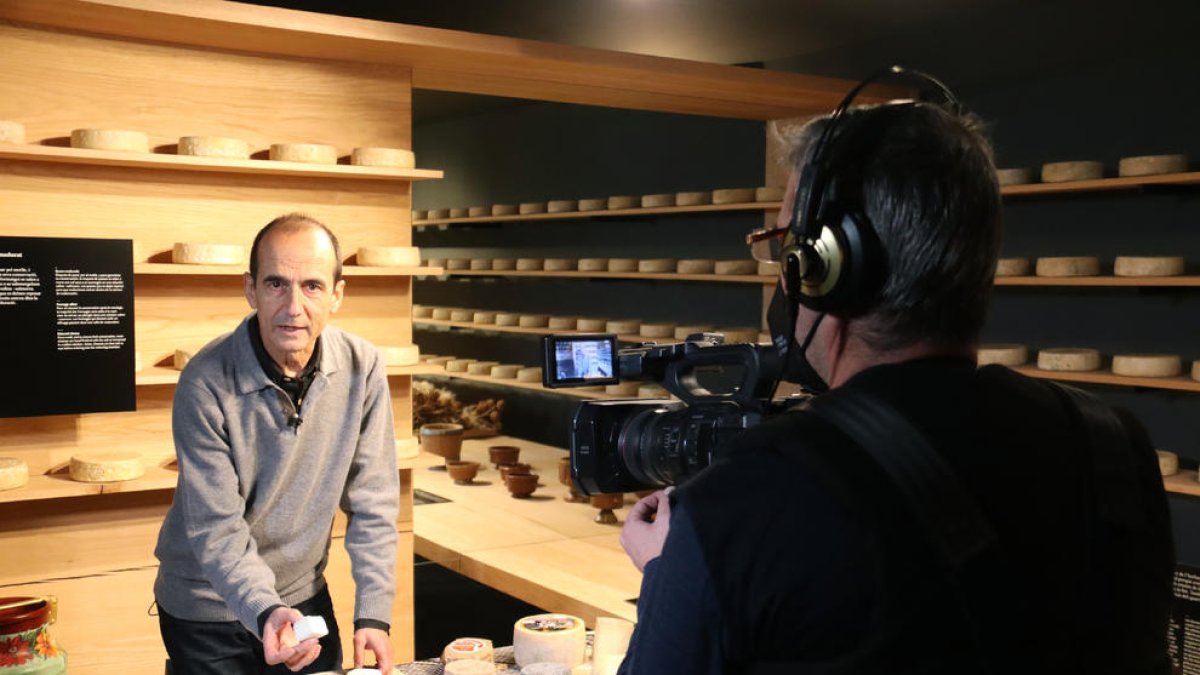 La gravació d’un vídeo amb un tast de formatges.