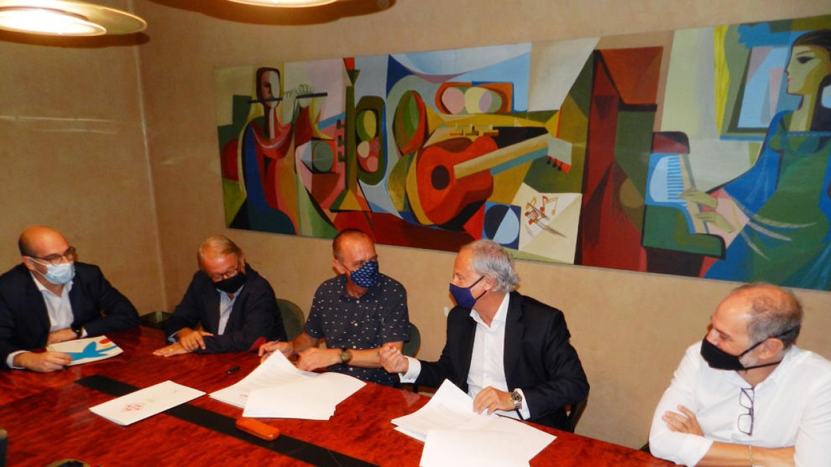 El acto de firma del acuerdo de renovación del acuerdo.