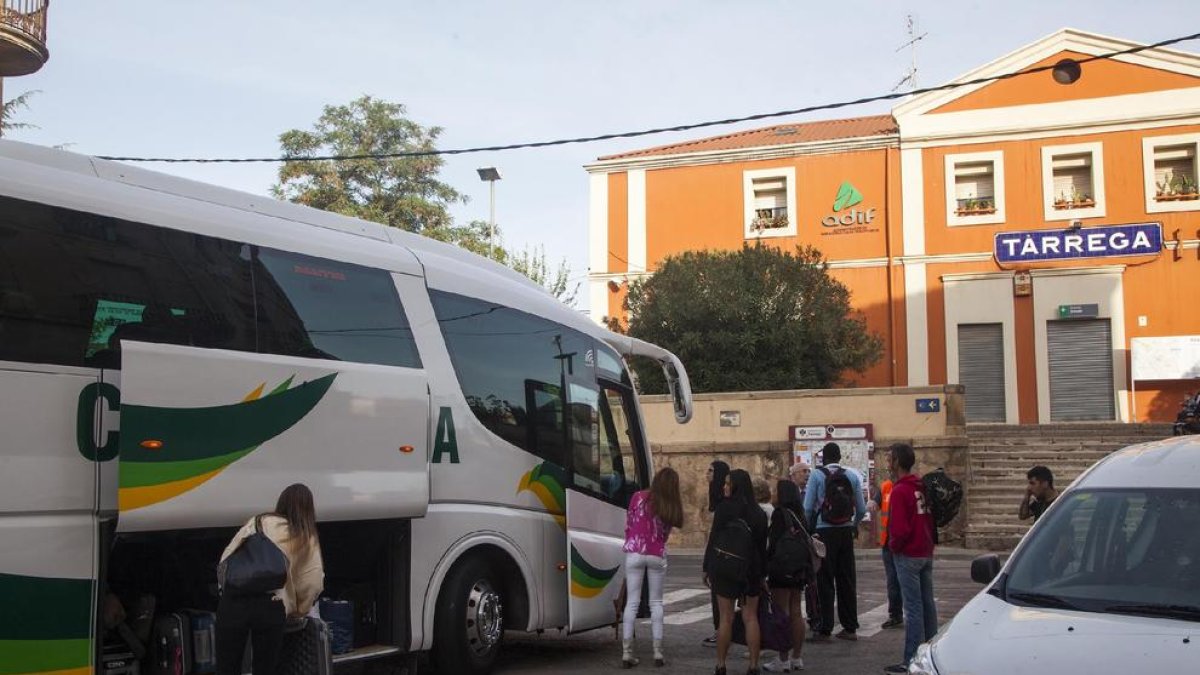 Un autobús recoge a pasajeros del tren en Tàrrega en uno de los múltiples transportes alternativos.