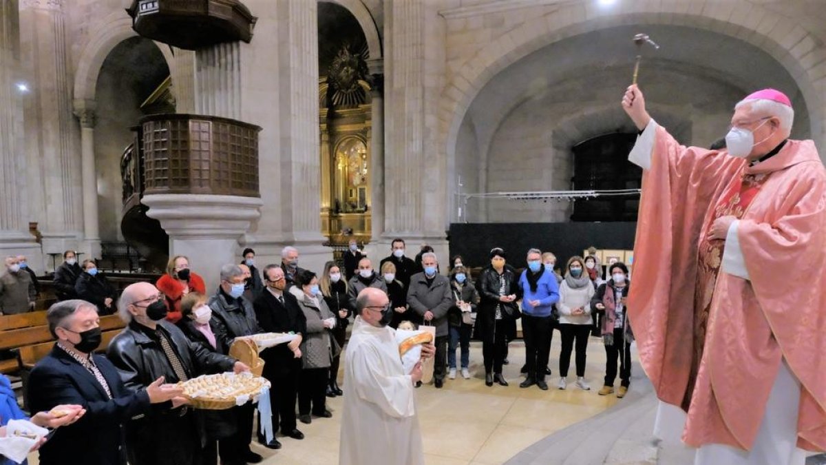 El bisbe emèrit Piris beneeix 200 jesusets durant l'eucaristia