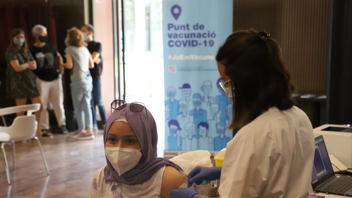 La universitària Chaymae vacunant-se ahir al Rectorat.