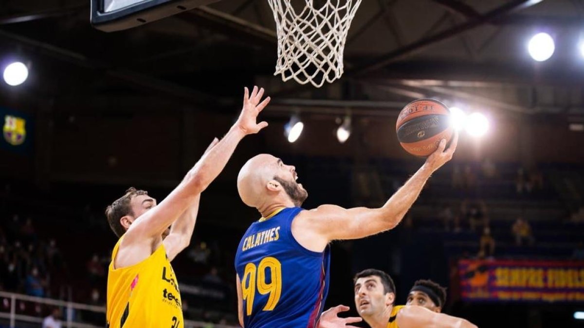 Calathes intenta anotar ante Cavanaugh.