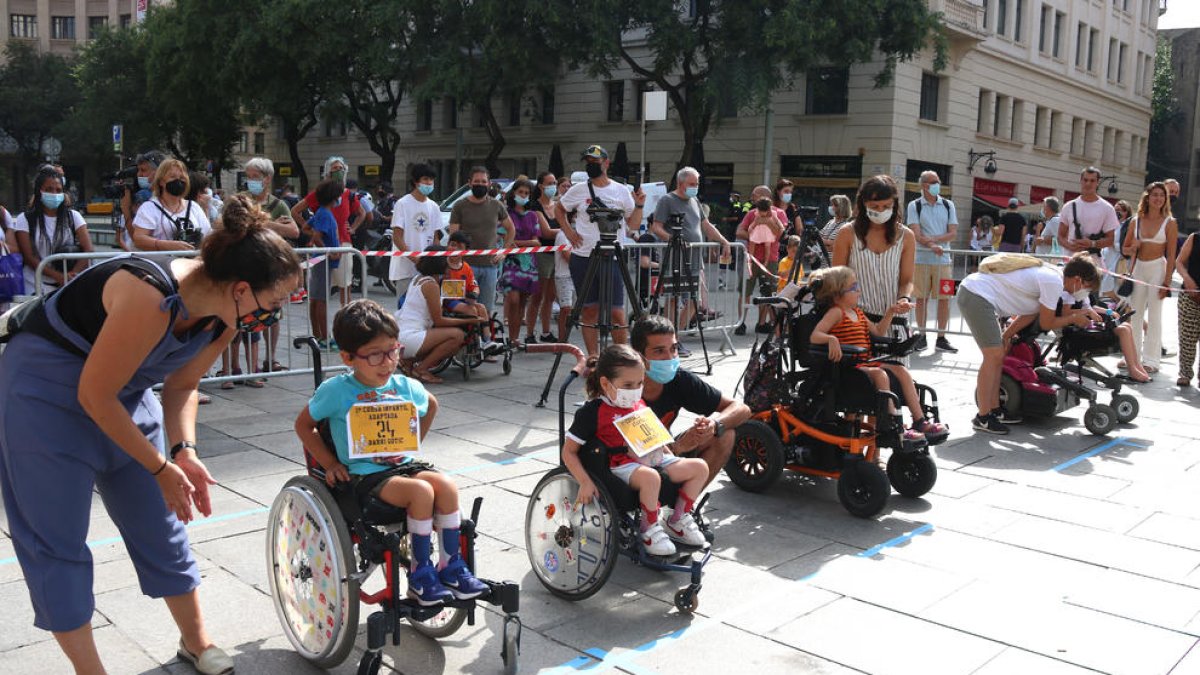 Diferents participants en la línia de sortida.