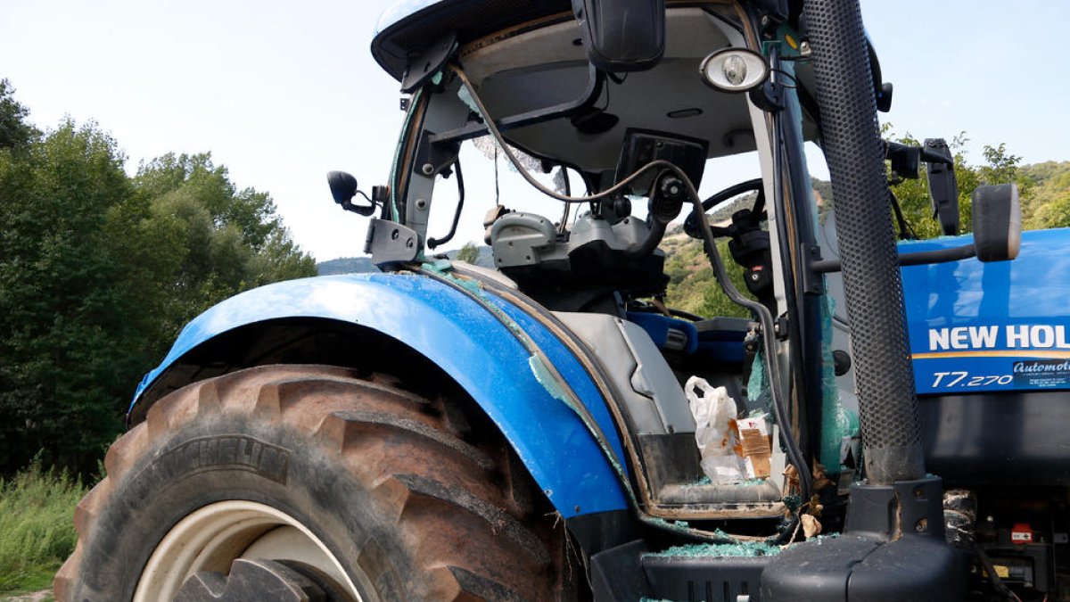 Los vándalos rompieron los cristales de este tractor a martillazos.