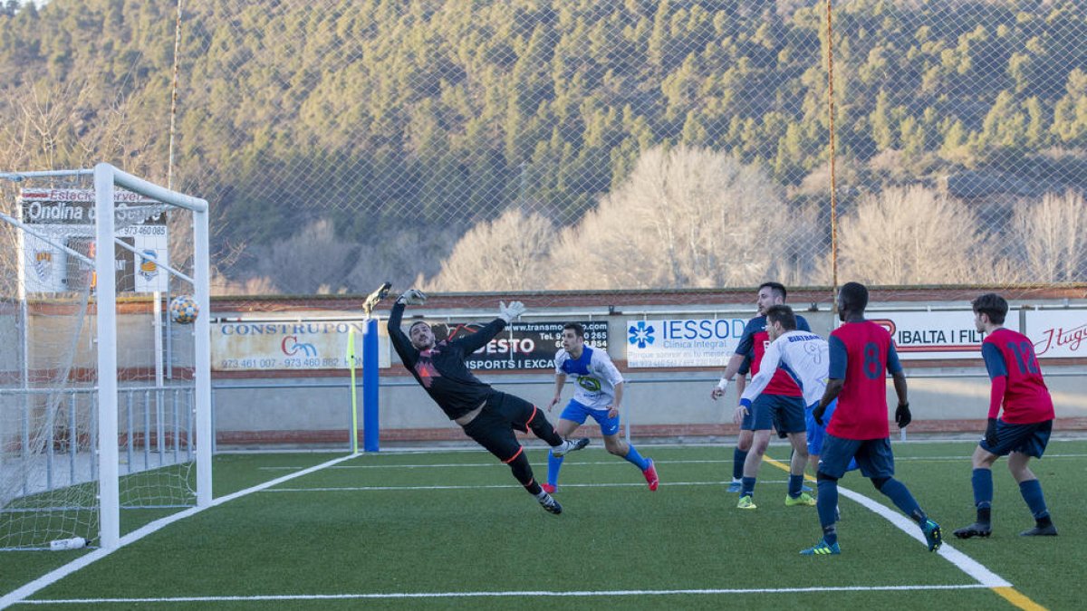 Acció de la jugada que va suposar l’1-0 per al Ponts.