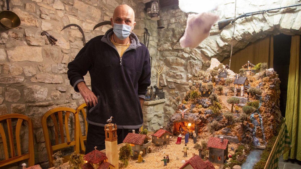 Ferran Farré, vecino de Tornabous, junto a su pesebre de cinco metros de largo.