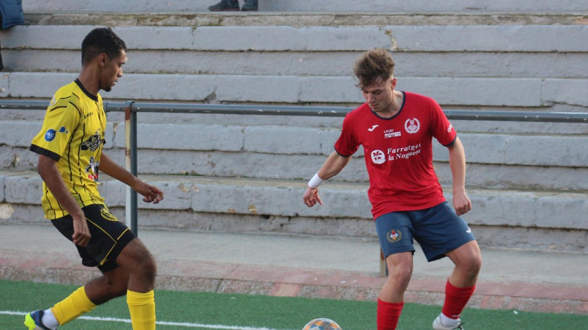 Llusà controla el esférico ante la presión de un jugador rival.