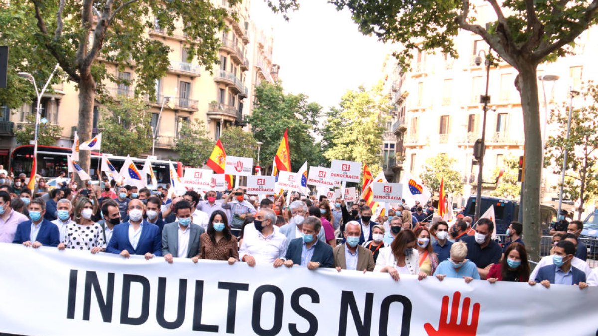 Protesta contra los indultos en Barcelona, con Cs, PP y SCC, ayer.