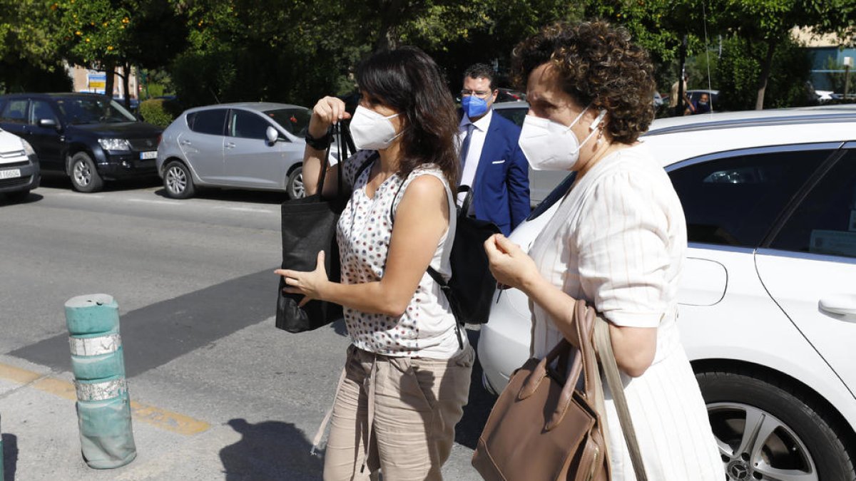 Juana Rivas (izquierda) a su llegada al centro de inserción social.