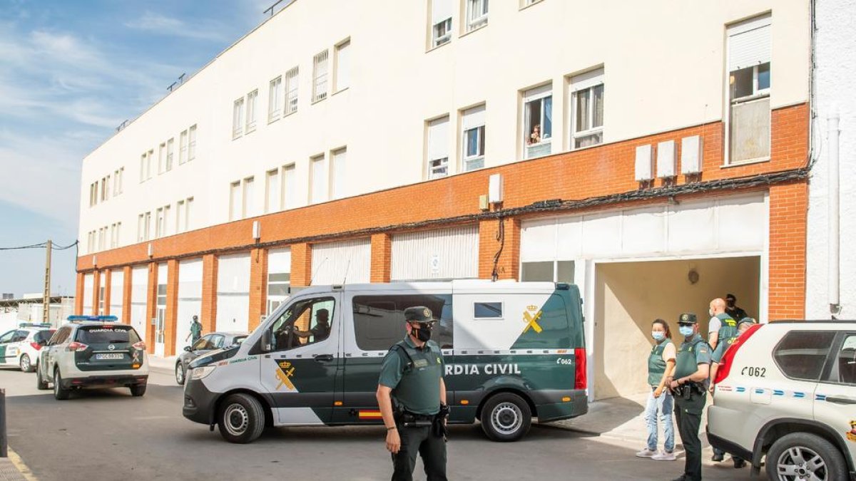 La Guardia Civil frente a la casa del asesino durante su registro.