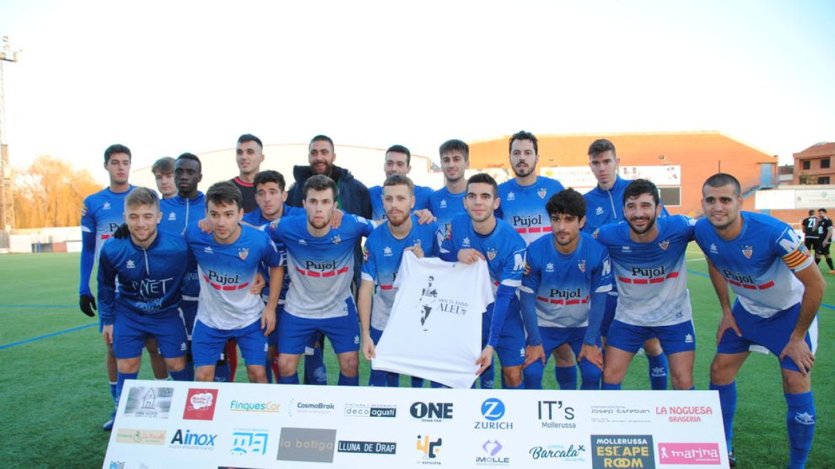 La plantilla del Mollerussa va mostrar ahir una samarreta de suport al seu company lesionat Roger Aleu.