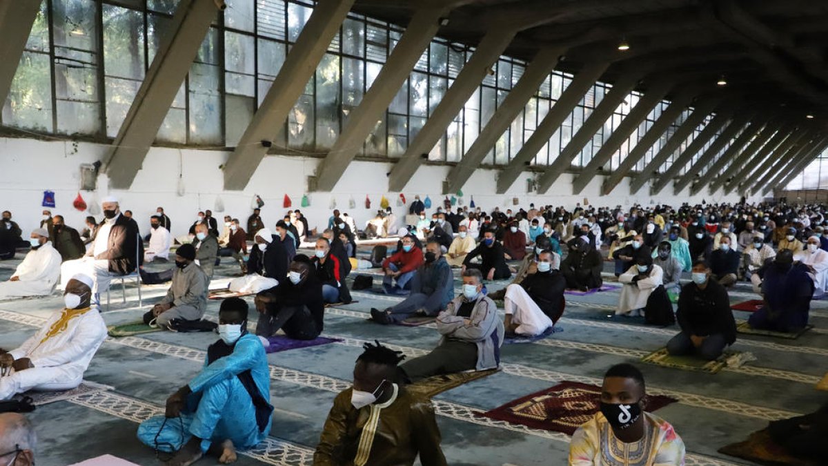 Al Palau de Vidre, els fidels van mantenir la distància i alguns van seguir la pregària a l’exterior.