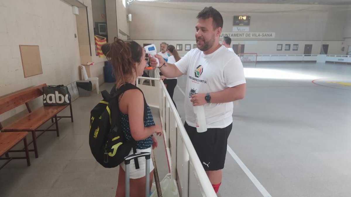 Jordi Capdevila pren la temperatura a una jugadora durant la pretemporada anterior.