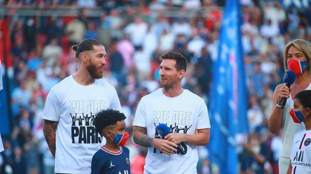 Sergio Ramos i Messi, ahir durant la presentació que el PSG va fer de tots els fitxatges.