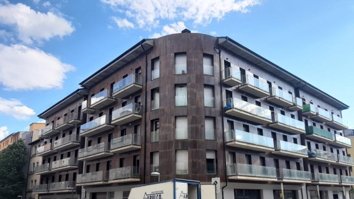 El bloc amb els 34 pisos okupats que es van quedar sense llum.
