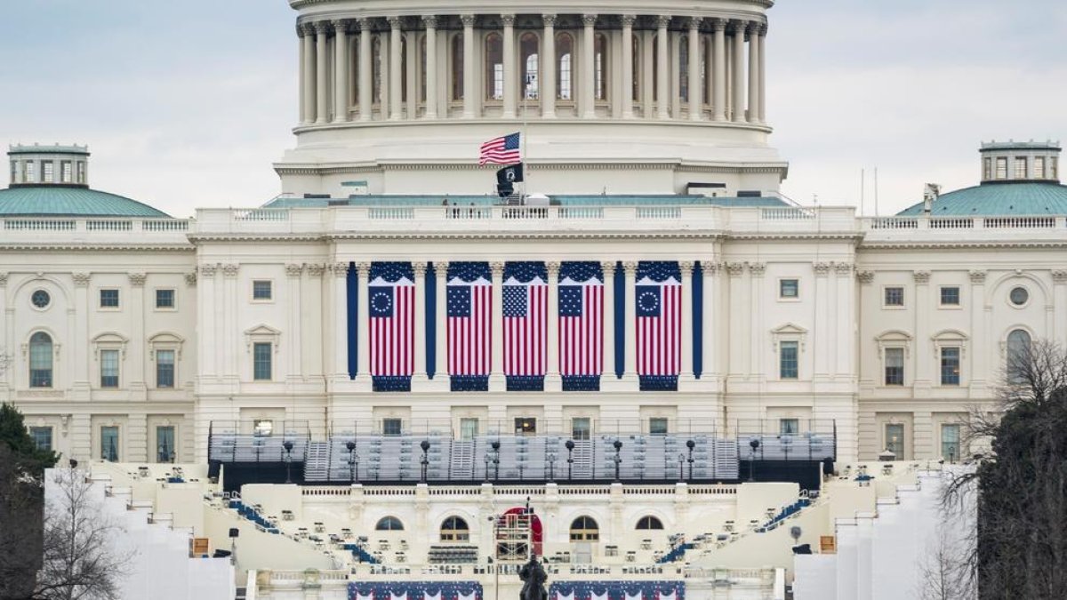 Vista de los preparativos para la ceremonia de investidura de Joe Biden frente al Capitolio.