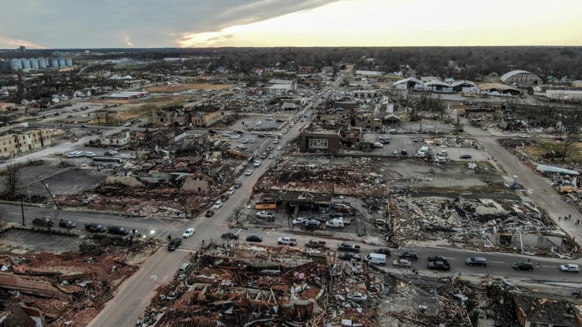 Vista aérea de la ciudad de Mayfield tras el paso de un tornado.