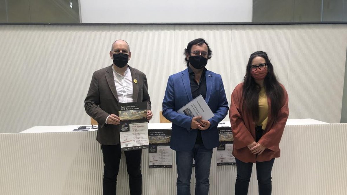 El director de la OJC, Alfons Reverté, entre los concejales de Cultura y de Participación Ciudadana.