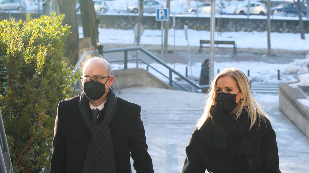 Cifuentes, acompanyada del seu advocat, es dirigeix a l’Audiència.