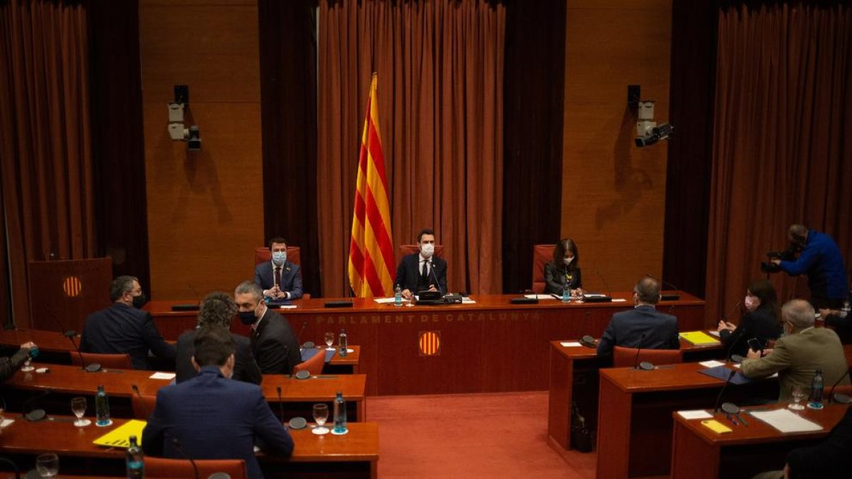 La taula de partits va acordar divendres amb el Govern ajornar les eleccions al Parlament fins al maig.