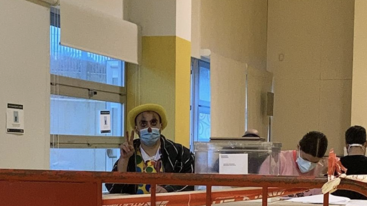 L'home, president d'una mesa, va presentar-se vestit de pallasso perquè considera que les eleccions són un circ.