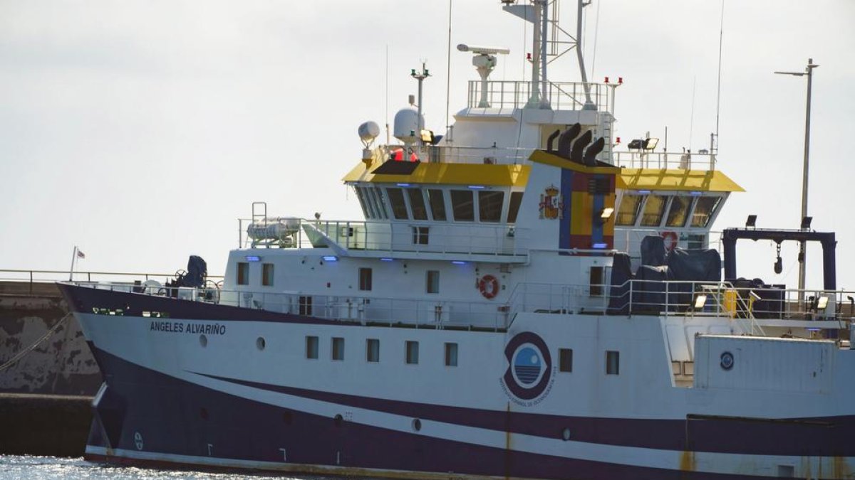 El vaixell que cerca a Anna i al seu pare a Tenerife torna a port per avaria