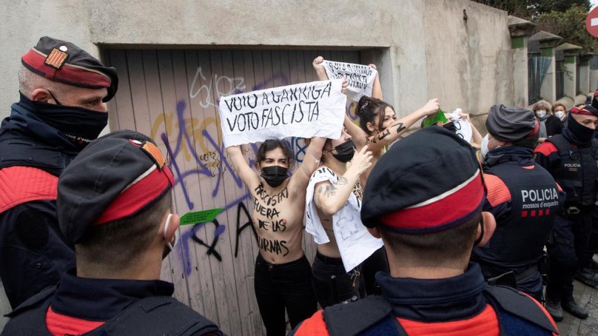 Varias activistas al grito de 