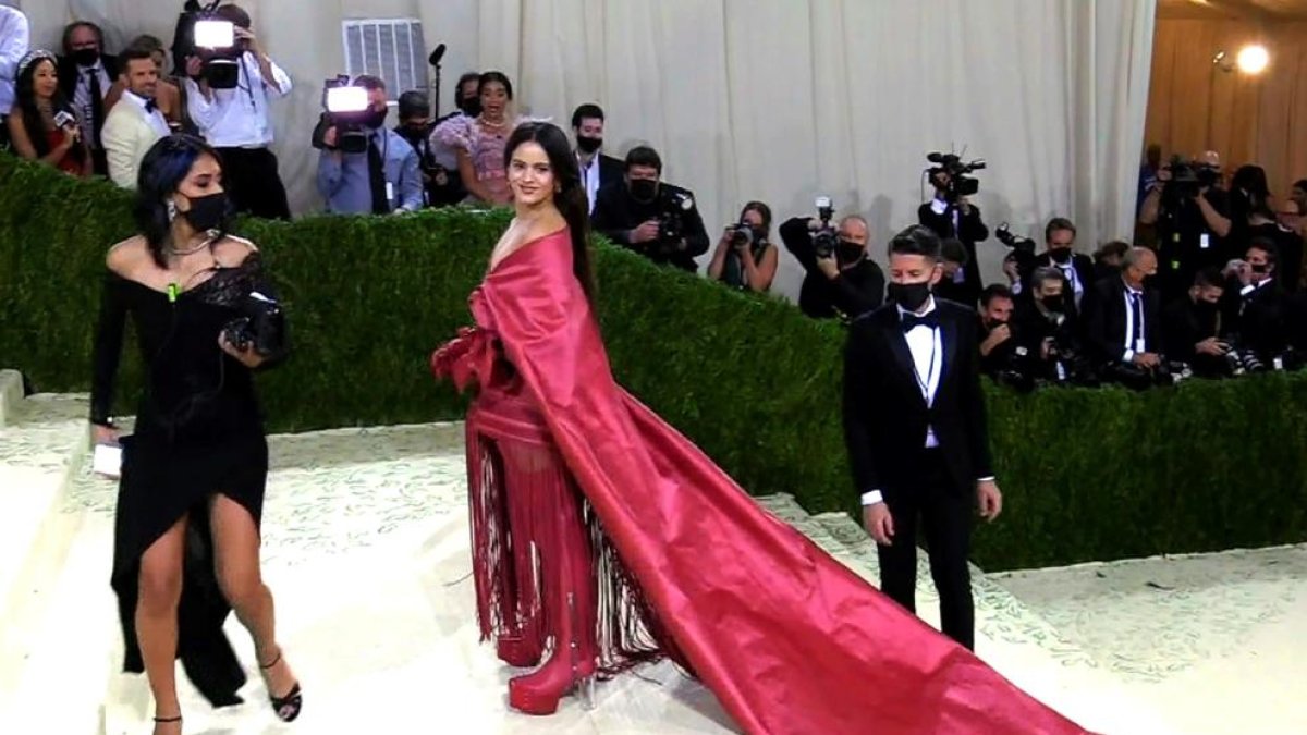 Rosalía, con un vestido rojo inspirado en el mantón de Manila.