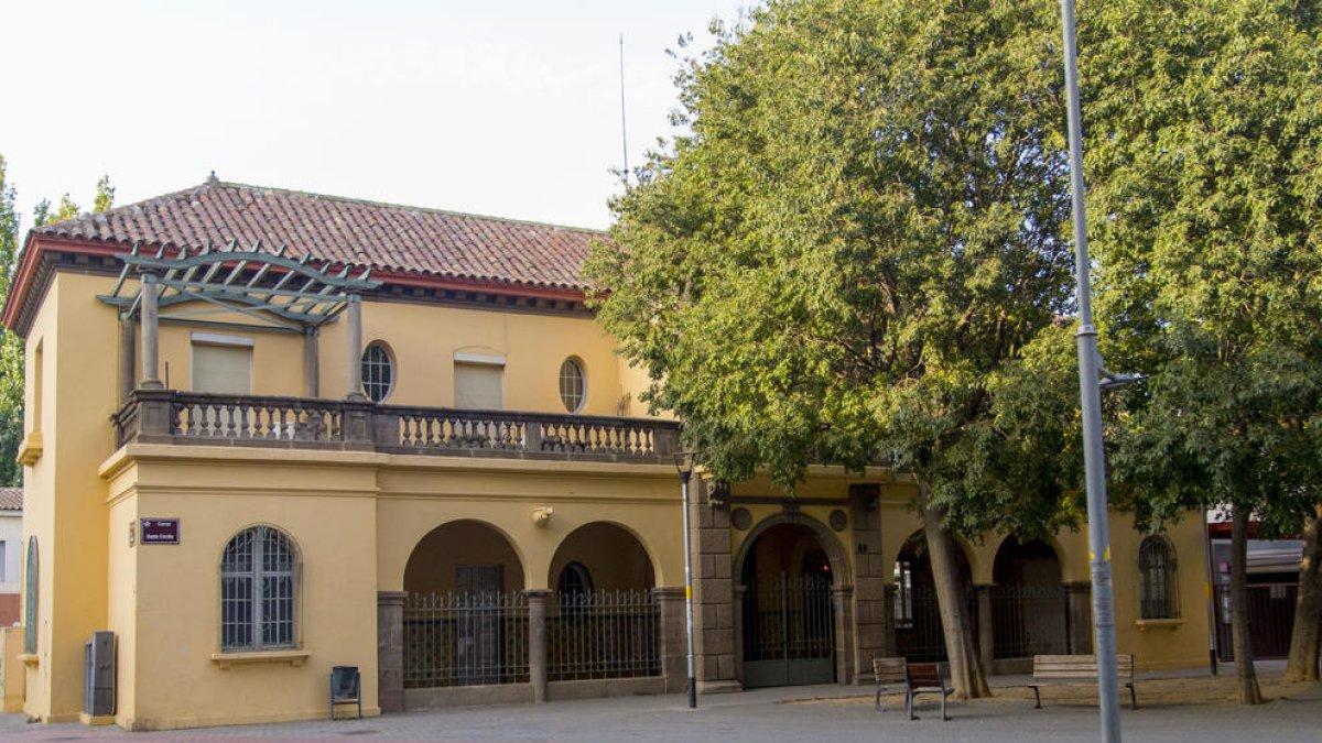 L’edifici històric vora el col·legi Camps Elisis del qual es reformarà l’interior.