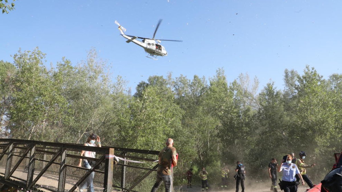 El helicóptero de Bomberos inspeccionó el tramo del canal donde desapareció el menor.