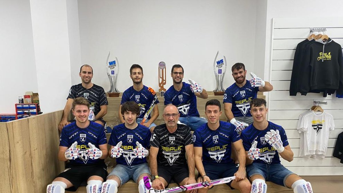 La plantilla posa con el nuevo material de Replic.