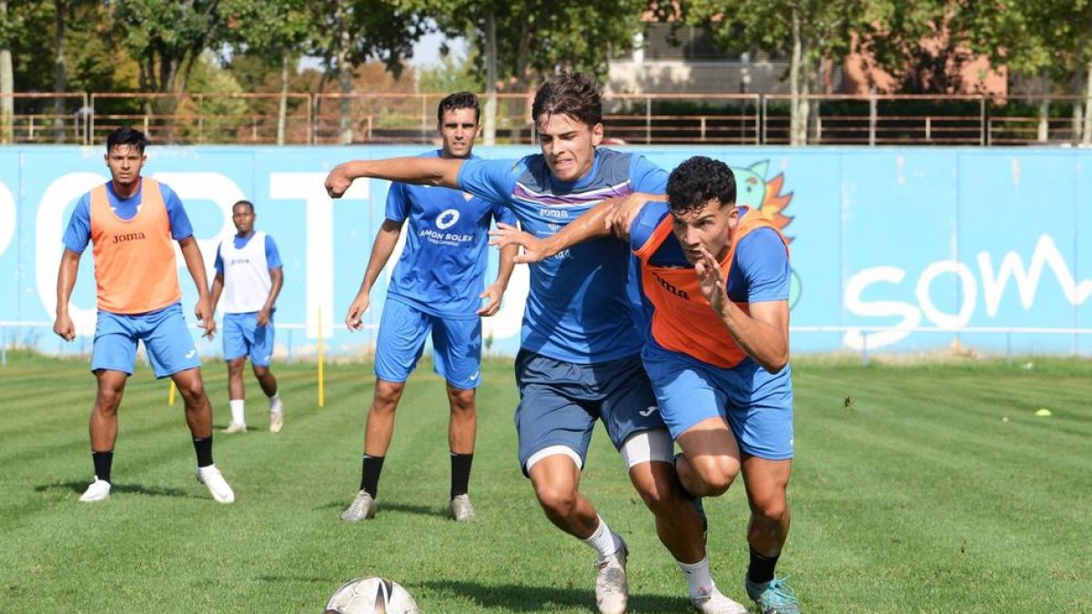 El Lleida se ejercitó ayer en el Annex para preparar el partido.