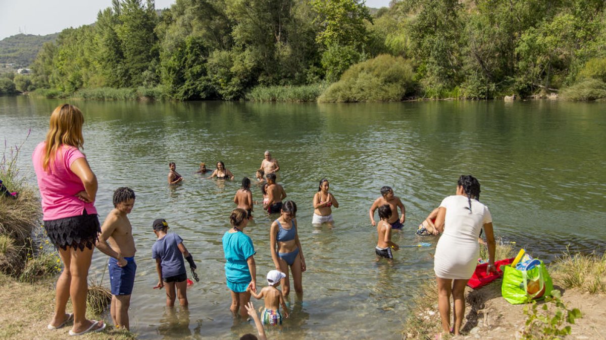 Imagen de los bañistas que visitaron ayer la Platgeta de Camarasa.