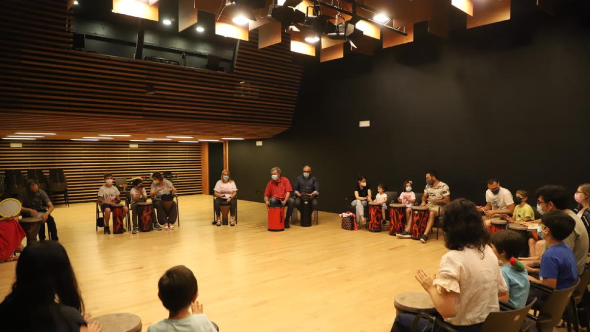 Uno de los dos grupos que ayer participaron en las sesiones de terapia musical en el Orfeó.