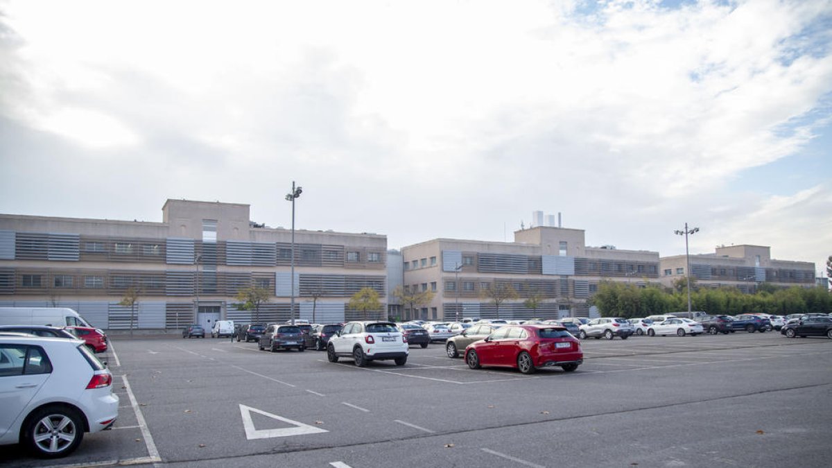 Imatge dels edificis en forma d’H que formen el parc i l’aparcament.