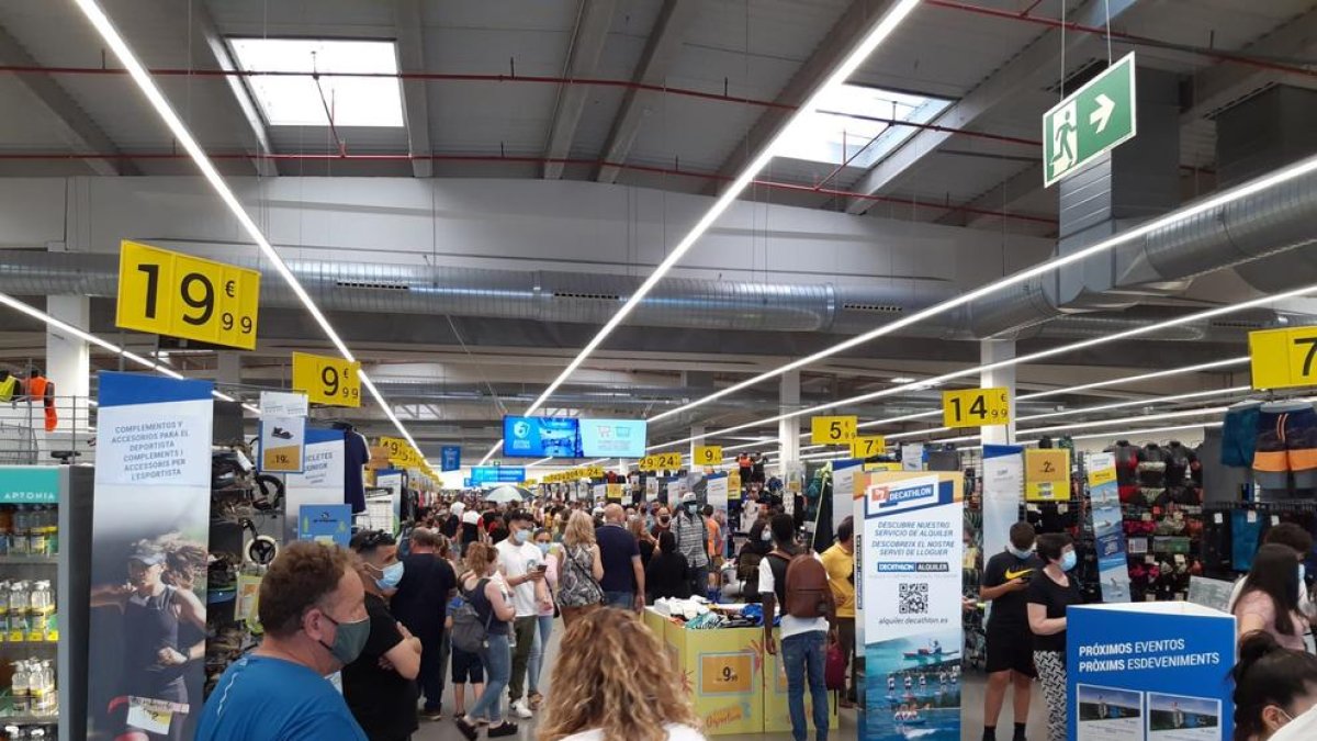 Les aglomeracions confirmen la reactivació del comerç - Nombrosos comerços de Lleida ciutat van registrar ahir aglomeracions i cues de clients que van aprofitar el cap de setmana i l’augment dels aforaments als locals comercials per fer tota m ...