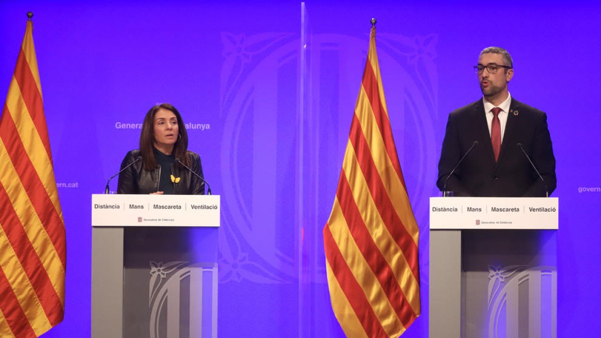 La portavoz del Govern, Meritxell Budó, y el conseller de Exteriores, Bernat Solé, en rueda de prensa.