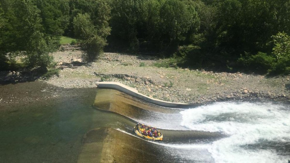 Barques de ràfting solcant ahir les aigües del riu Noguera Pallaresa.