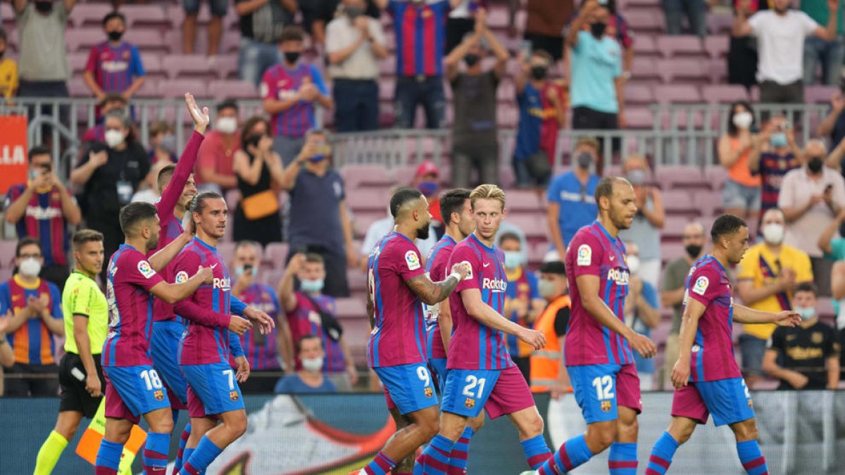 Los jugadores del Barça celebran el tanto de Piqué en un Camp Nou que volvió a tener público.