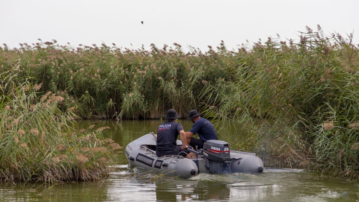 Imagen de dos agentes de los Mossos buscando el lunes a la mujer en Utxesa.