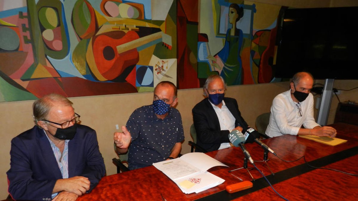 Cerdà, Pueyo, Macià y Oró, en la firma de renovación del patrocinio.